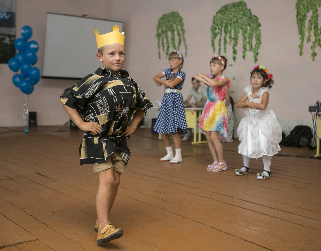 Дети встречают почетных гостей танцем "Русский самовар"