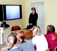 Ученики средних классов на уроке экологической культуры в школе Безверховского сельского поселения