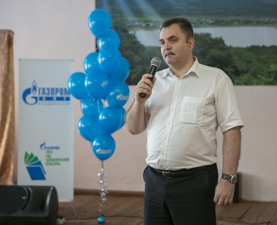 Главный инженер ООО "Газпром СПГ Владивосток" Алексей Гребенюк поздравляет жителей с юбилеем родного села