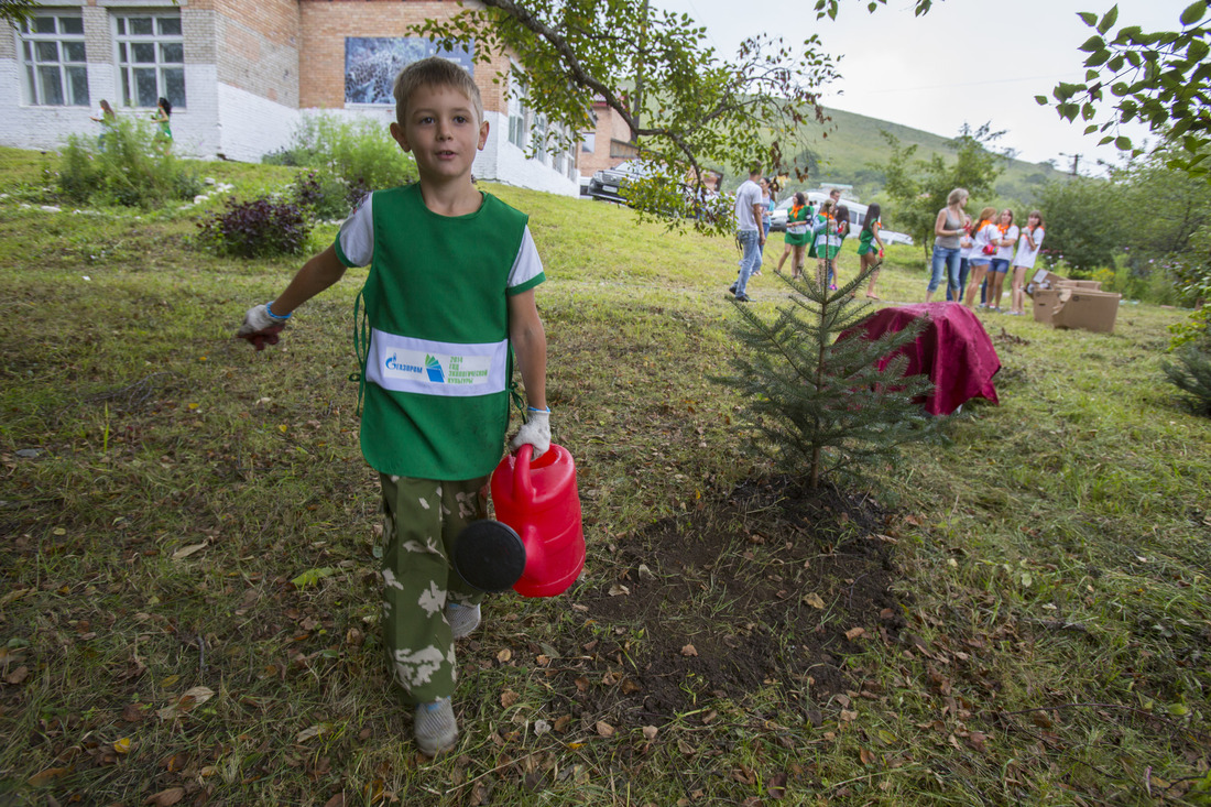 Саша Метельков поливает свое первое дерево