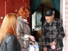Труженик тыла Алексей Пименович Семкин встречает газовиков на пороге своего дома